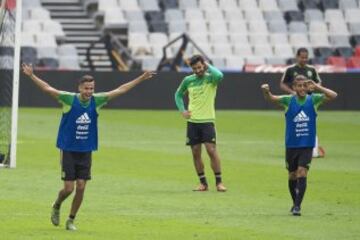Foto durante el reconocimiento de Cancha del estadio Azteca por parte de la Seleccion Nacional de Mexico, previo al partido en contra de El Salvador, Partido Correpondiente a las Eliminatorias CONCACAF para el Mundial de Rusia 2018.
12/11/2015/ MEXSPORT / Omar Martinez.