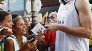 Los jugadores atendieron a unas jovenes aficionadas en Granada.