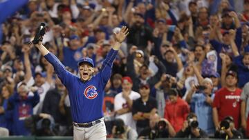 MCX911. CLEVELAND (OH, EE.UU.), 02/11/2016.- Anthony Rizzo de Cachorros celebra la victoria ante Indios durante el s&eacute;ptimo partido de la Serie Mundial de las Grandes Ligas de b&eacute;isbol hoy, mi&eacute;rcoles 2 de noviembre de 2016, en el estadio Progressive Field de Cleveland, Ohio (EE.UU.). EFE/DAVID MAXWELL