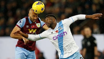 Soccer Football - Premier League - Burnley v Crystal Palace - Turf Moor, Burnley, Britain - November 4, 2023 Crystal Palace's Jefferson Lerma in action with Burnley's Nathan Redmond Action Images via Reuters/Craig Brough NO USE WITH UNAUTHORIZED AUDIO, VIDEO, DATA, FIXTURE LISTS, CLUB/LEAGUE LOGOS OR 'LIVE' SERVICES. ONLINE IN-MATCH USE LIMITED TO 45 IMAGES, NO VIDEO EMULATION. NO USE IN BETTING, GAMES OR SINGLE CLUB/LEAGUE/PLAYER PUBLICATIONS.