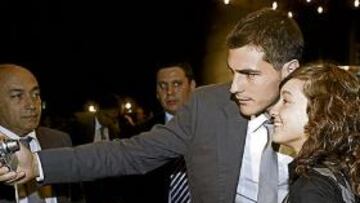 <b>EL GRAN GESTO DE CASILLAS</b> Una aficionada se saltó el cordón policial para fotografiarse con Casillas, la seguridad del Madrid la cazó pero el mismo portero sirvió al final de improvisado fotógrafo para la joven: gran gesto.