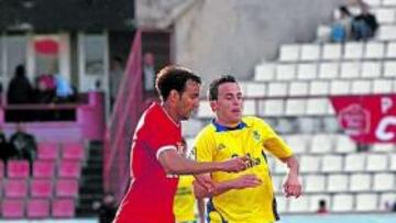 <b>A MÁS. </b>El empate en Tarragona dejó buen sabor de boca. En la imagen, Pitu pelea por el balón en presencia de Campano.