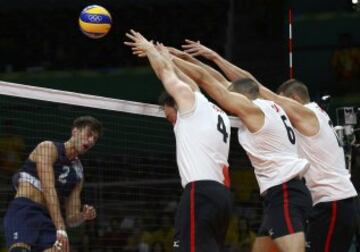 2016 Rio Olympics - Volleyball - Men's Preliminary - Pool A USA v Canada - Maracanazinho - Rio de Janeiro, Brazil - 07/08/2016.  (R-L) Graham Vigrass (CAN) of Canada, Justin Duff (CAN) of Canada, Nick Hoag (CAN) of Canada block against Aaron Russell