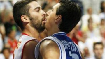 <b>TENSIÓN.</b> Juan Carlos Navarro reclamó una falta personal de Dimitrios Diamantidis en el último segundo del tercer período y todo terminó con un enfrentamiento verbal entre ambos.