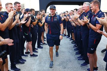 El campeón mundial de pilotos de F1 2023 Max Verstappen recibido por los miembros de su escudería en el Paddock antes del Gran Premio de F1 de Qatar en el Circuito Internacional de Lusail.