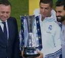 Ramos, capitán, no recogió el trofeo y lo hizo Arbeloa por él