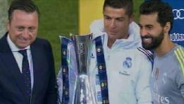 Ramos, capitán, no recogió el trofeo y lo hizo Arbeloa por él