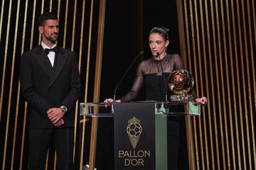 La centrocampista española del FC Barcelona Aitana Bonmati recibe de manos del tenista serbio Novak Djokovic el Balón de Oro.