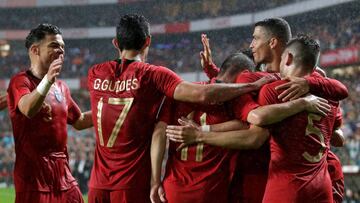 Portuguese forward Goncalo Guedes (2L) celebrates with teammates defender Pepe (L) and forward Cristiano Ronaldo (R) after scoring a goal during the friendly football match between Portugal and Algeria, on June 7, 2018 at the Luz stadium  in Lisbon. / AFP PHOTO / JOSE MANUEL RIBEIRO