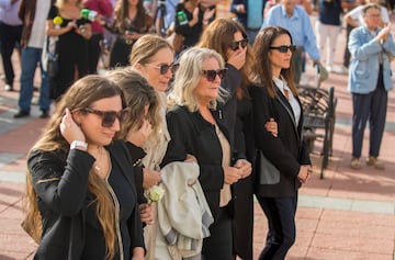 Las hijas de Jess Quintero, Andrea y Lola, junto amigos y familiares, durante el traslado del fretro de Jess Quintero al cementerio de San Juan del Puerto (Huelva) tras la misa funeral. 