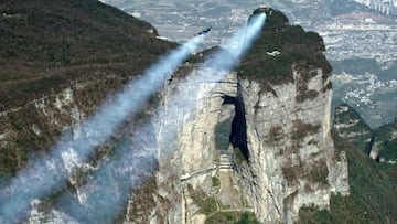 Los Jetman franceses Fred Fugen y Vince Reffet se dirigen a la Puerta del Cielo de Tianmen (China) para atravesarla.