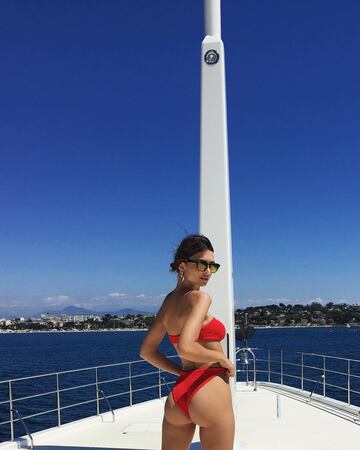 Emily Ratajkowski disfrutando del mar de Cannes desde un yate