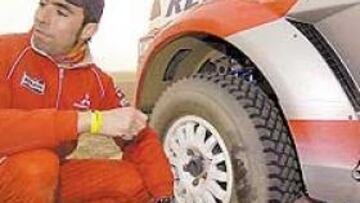 <b>HOMBRE Y MÁQUINA. </b>Joan Roma, junto al Mitsubishi Montero de su debut en automóviles.