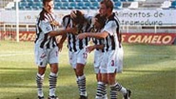 <B>ALEGRÍA</B>. Molist, que después haría el 2-0, felicita a Nené por el primer gol conseguido ante el Córdoba.