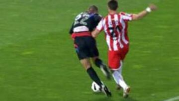 <b>ACIERTO. </b>Carlos García toca a Ariel dentro del área: penalti .