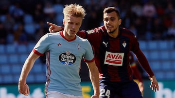 GRAF8628. VIGO (ESPAÑA), 24/02/2018.- El centrocampista danés del Celta de Vigo Daniel Wass, pelea un balón con el centrocampista del Eibar Joan Jordan (d), durante el partido de Liga correspondiente la la jornada 25 celebrado en el e