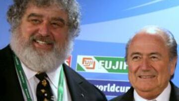 El infiltrado del FBI, Chuck Blazer, con Joseph Blatter, presidente de la FIFA.