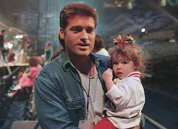 Nacida en 1992, Destiny Hope Cyrus, hija del m¨²sico country Billy Ray Cyrus, alcanz¨® fama internacional con 13 a?os al protagonizar la comedia musical de Disney Channel, Hannah Montana.
El auge de su carrera la lleva a embarcarse en una de las giras con mayor recaudaci¨®n generada por una adolescente. Su cambio de estilo fue a partir de 2010 cambiando de un estilo pop adolescente a uno de contenido m¨¢s adulto.
