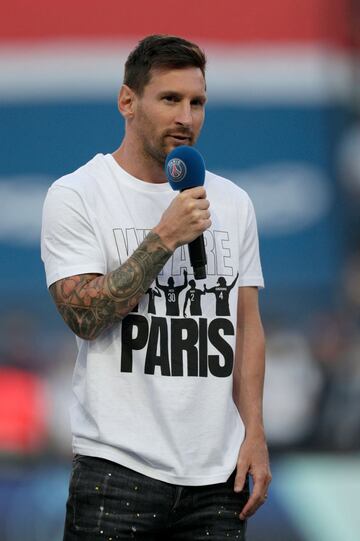 Leo Messi toma la palabra. El rosarino daba sus primeras palabras frente a los aficionados en el Parque de los Príncipes.