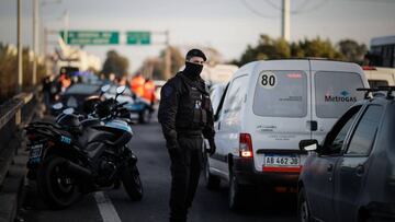 AME9856. BUENOS AIRES (ARGENTINA), 01/07/2020.- Personal policial realiza controles en los ingresos a la ciudad este mi&eacute;rcoles, en Buenos Aires (Argentina). Tras registrarse un aumento en el n&uacute;mero de contagios de coronavirus, Buenos Aires y su populoso cintur&oacute;n urbano dan marcha atr&aacute;s y entran en nueva fase de la cuarentena, m&aacute;s estricta y hasta el 17 de julio, que ya dura m&aacute;s de tres meses. El &Aacute;rea Metropolitana de Buenos Aires (AMBA), que forman la capital y su amplio cord&oacute;n urbano y donde viven cerca de 13 millones de personas, contin&uacute;a como foco principal del coronavirus SARS-CoV-2 en Argentina, que totaliza 64.530 casos. EFE/ Juan Ignacio Roncoroni