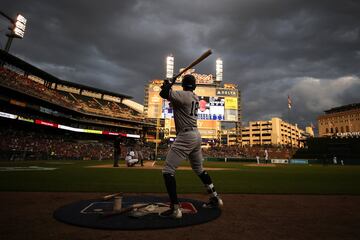 El bateador de los New York Yankees, Didi Gregorius calienta durante el partido entre los Yankees y los Detroit Tigers en el Comerica Park en Detroit, Michigan. 