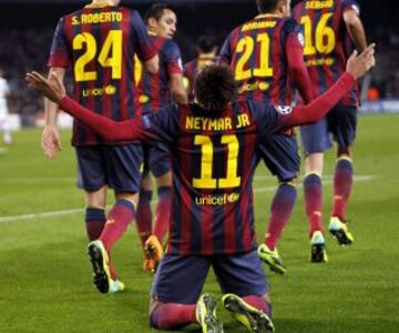 El delantero del FC Barcelona Neymar jr. celebra el gol que ha marcado al Celtic de Glasgow, cuarto para el conjunto azulgrana, durante el partido correspondiente al sexto encuentro del Grupo H, de la Liga de Campeones disputado hoy en el estadio Camp Nou