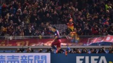 Luis Suárez celebra su tercer gol.