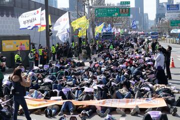 La gente asiste a una manifestación para conmemorar el Día Internacional de la Mujer en Seúl, Corea del Sur.