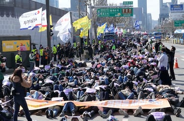 La gente asiste a una manifestación para conmemorar el Día Internacional de la Mujer en Seúl, Corea del Sur.