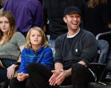 El líder de Coldplay Chris Martin junto a su hijo Moses Martin durante el partido de los Golden State Warriors y Los Ángeles Lakers en el Staples Center.