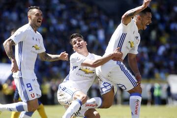 El jugador de Universidad De Chile Lorenzo Reyes, derecha, celebra con sus compaeros su gol contra Everton durante el partido de primera division en el estadio Sausalito de Vina del Mar, Chile.