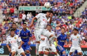 El jugador de Barnechea Gonzalo de Porras, derecha, cabecea la pelota durante el partido de primera division disputado contra Universidad de Chile.