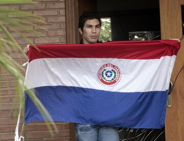 La selección paraguaya dedicó su victoria ante Japón a Salvador Cabañas, que estaba ausente del Mundial. Cabañas había sido el máximo goleador guaraní en la fase clasificatoria, pero en enero de 2010, cuando jugaba en México, recibió un balazo en la cabeza, quedando con evidente daño permanente, debido a que la bala nunca fue extraída de su cabeza por el riesgo que conlleva.	