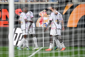 Los jugadores de la Juve celebran el gol de Tim Weah.