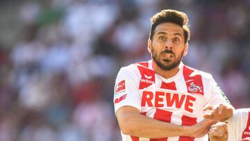 Cologne&#039;s Peruvian striker Claudio Pizarro eyes the ball during the German first division Bundesliga football match FC Cologne vs FC Bayern Munich in Cologne, western Germany, on May 5, 2018. / AFP PHOTO / Patrik STOLLARZ / RESTRICTIONS: DURING MATCH TIME: DFL RULES TO LIMIT THE ONLINE USAGE TO 15 PICTURES PER MATCH AND FORBID IMAGE SEQUENCES TO SIMULATE VIDEO. == RESTRICTED TO EDITORIAL USE == FOR FURTHER QUERIES PLEASE CONTACT DFL DIRECTLY AT + 49 69 650050
 