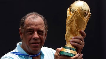 Carlos Alberto sujeta la Copa del Mundo durante la ceremonia de apertura del Mundial 2014. 