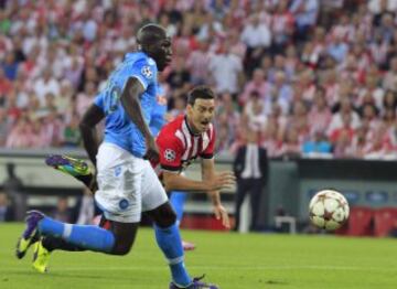 El delantero del Athletic Club Aritz Aduriz (d) intenta rematar ante el defensa francés Kalidou Koulibaly (i), del Nápoles, durante el partido de vuelta de la fase previa de la Liga de Campeones que se disputa esta tarde en el estadio de San Mamés, en Bilbao. 