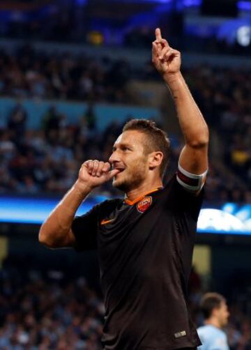 Francesco Totti celebra un gol contra el Manchester City durante el partido de fase de grupos de Champions League en 2014 en el Etihad Stadium.
