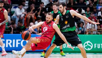 BADALONA (BARCELONA), 29/10/2022.- El base del Joventut Guillem Vives (d) lucha con el polaco Marcel Ponitka, de Casademont Zaragoza, durante el partido de la fase regular de la Liga ACB entre el Joventut de Badalona y el Casademont Zaragoza, hoy sábado en el Olímpico de Badalona. EFE/ Enric Fontcuberta.