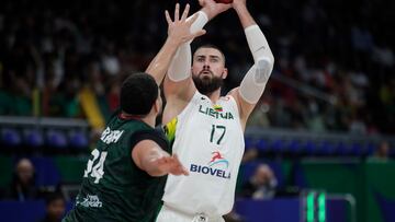 Jonas Valanciunas hace un disparo frente a Josh Ibarra en el partido Lituania vs. México en el Mundial FIBA.