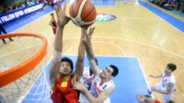Abalde estorba a Bako ante la mirada de Hernangómez.