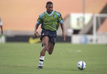 El Goleador del Año de la temporada de inauguración fue Roy Lassiter  del Tampa Bay Mutiny.  