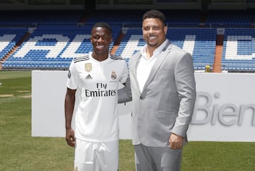 With Vinicius during his official unveiling in Madrid.