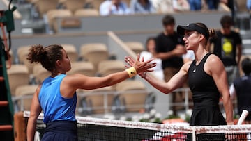 Jasmine Paolini y Elina Svitolina se saludan tras su partido en Roland Garros.