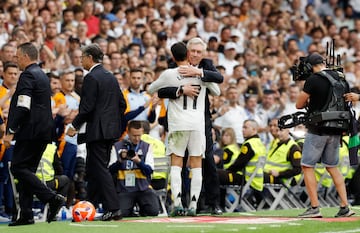 Tremenda ovación de la afición a Lucas Vázquez en su cambio en el último partido en el Bernabéu. En la foto, Lucas abraza a Ancelotti. 