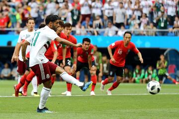 Carlos Vela anotó el penalti al 26', el segundo gol de México en el Mundial de Rusia y el 10° desde los 11 pasos en la historia de las Copas del Mundo para el Tri.