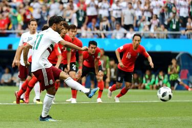 Carlos Vela anotó el penalti al 26', el segundo gol de México en el Mundial de Rusia y el 10° desde los 11 pasos en la historia de las Copas del Mundo para el Tri.