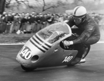 El piloto británico con la MV Agusta 250cc en la última vuelta  250 cc de la Crystal Palace en 1956. Surtees ganó dejando el récord de la vuelta en 1 min 9.4 segundos.