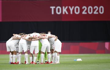 Los jugadores de España se reúnen al comienzo del partido