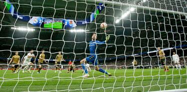3-3. Córner que remata Aurelien Tchouameni y Álex Remiro, pese a ir al centro el balón, no puede evitar que suba el tercer tanto del Real Madrid.